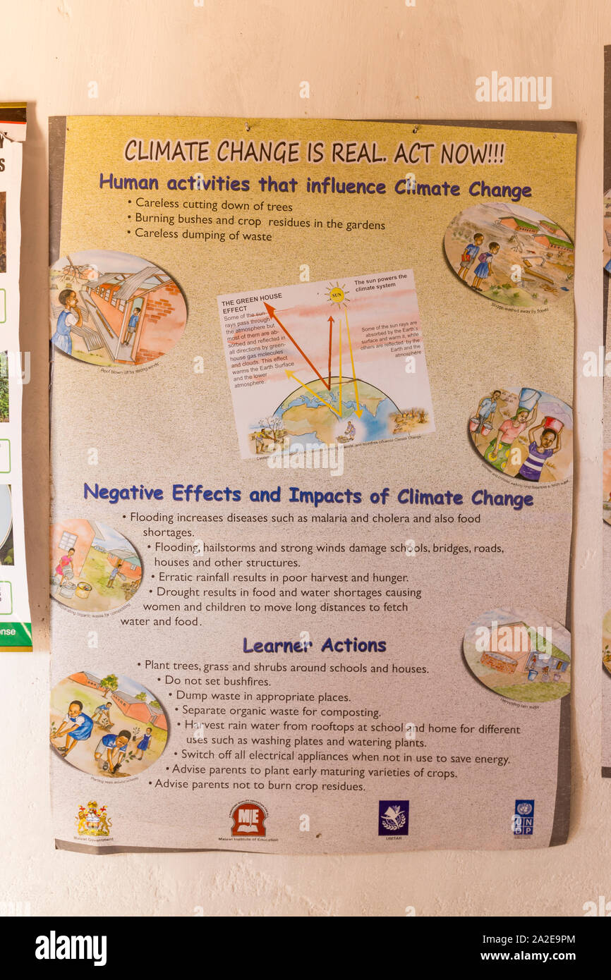 L'affiche de sensibilisation aux changements climatiques du gouvernement sur un mur du bureau au Malawi Banque D'Images