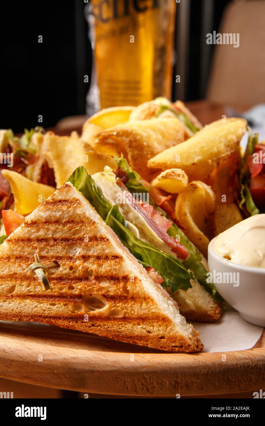 The Club Sandwich avec des frites, de la bière et dip Banque D'Images