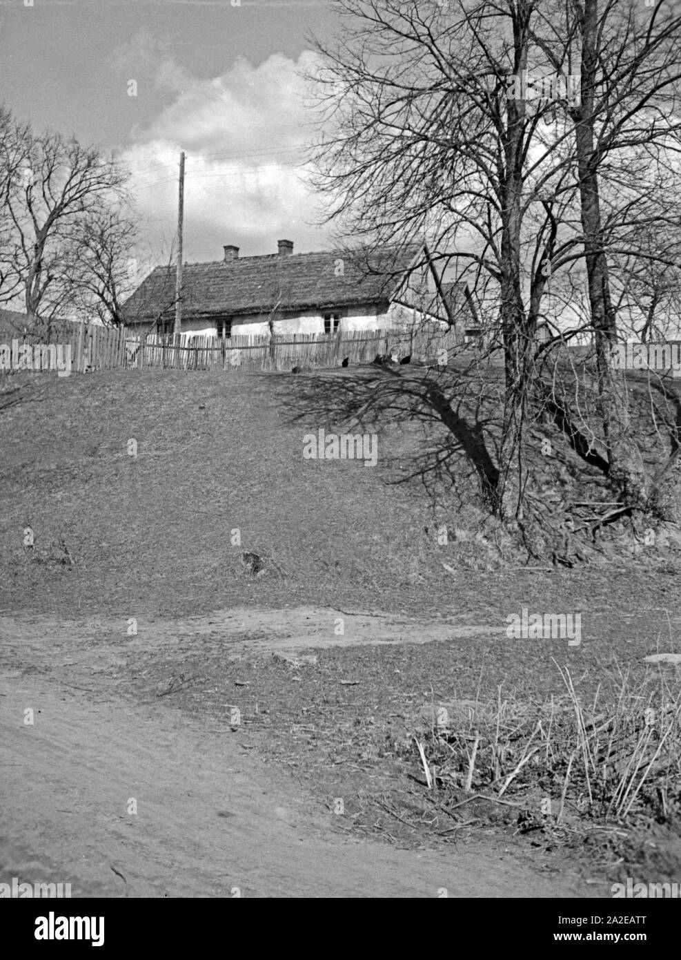 Ein Haus auf einer kleinen Anhöhe dans Masuren, Ostpreußen, années 30 er Jahre. Une ferme située sur une petite colline en Mazurie, la Prusse orientale, 1930. Banque D'Images