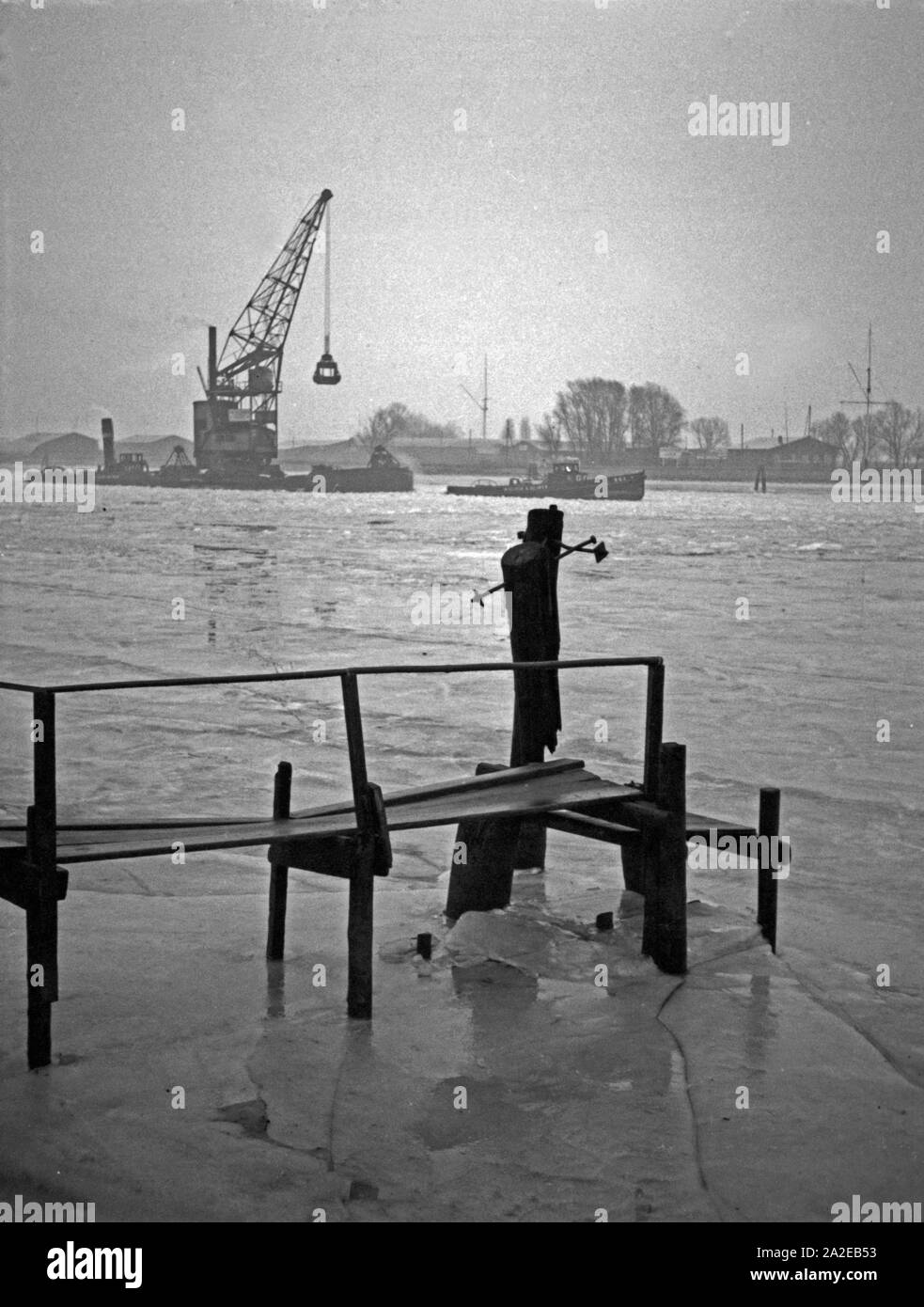 Nebel am Hafen und ein Schlepper mit Schwimmkran à Königsberg, Ostpreußen, années 30 er Jahre. Le brouillard au port et un remorqueur avec une grue flottante à Koenigsberg, l'Est de la Prusse, 1930. Banque D'Images