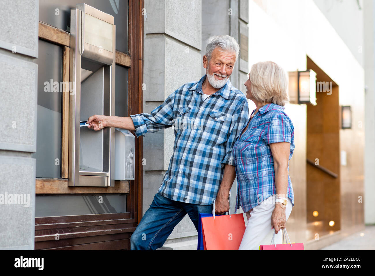 Senior couple with shopping cash machine Banque D'Images