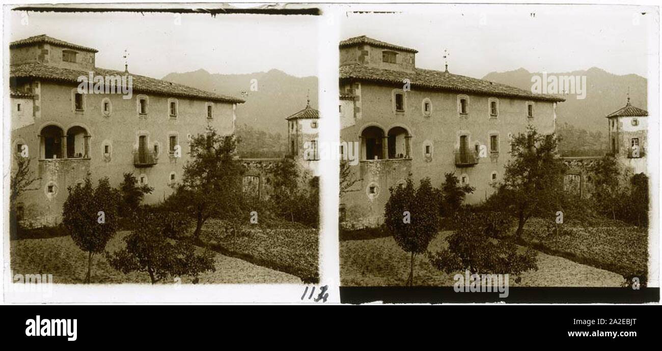 El Cavaller de Vidrà amb el seu hort i les muntanyes de fons. Banque D'Images