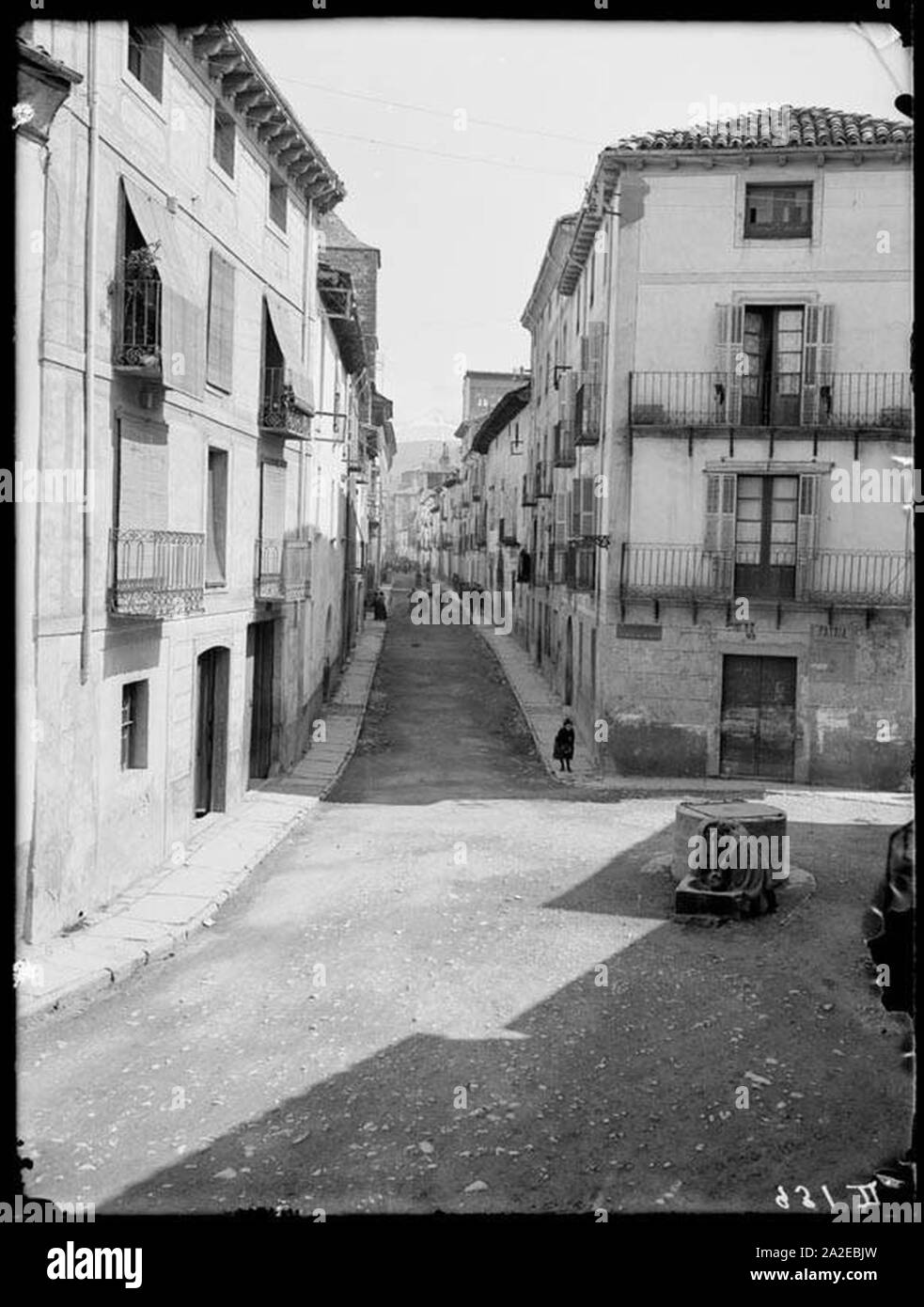 El Carrer del Carme de Jaca amb una dona agafant aigua d'una font. Banque D'Images