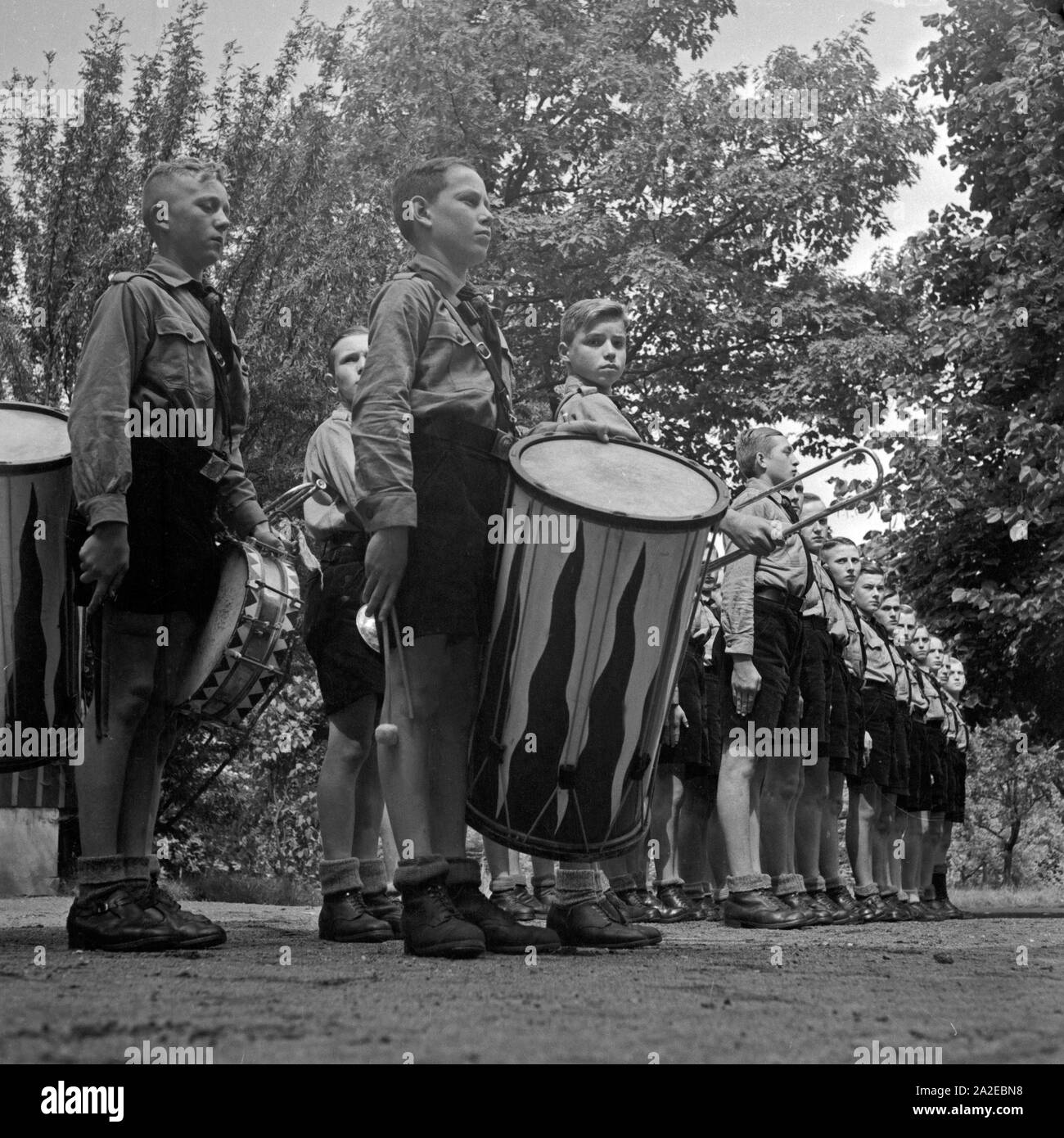 Jungen der Hitlerjugend im Musikzug des Jungen Landjahr Lager en Bevensen dans der Lüneburger Heide, Deutschland 1930 er Jahre. Les garçons de la jeunesse hitlérienne dans la société de la musique de leur camp à Bevensen, Allemagne 1930. Banque D'Images