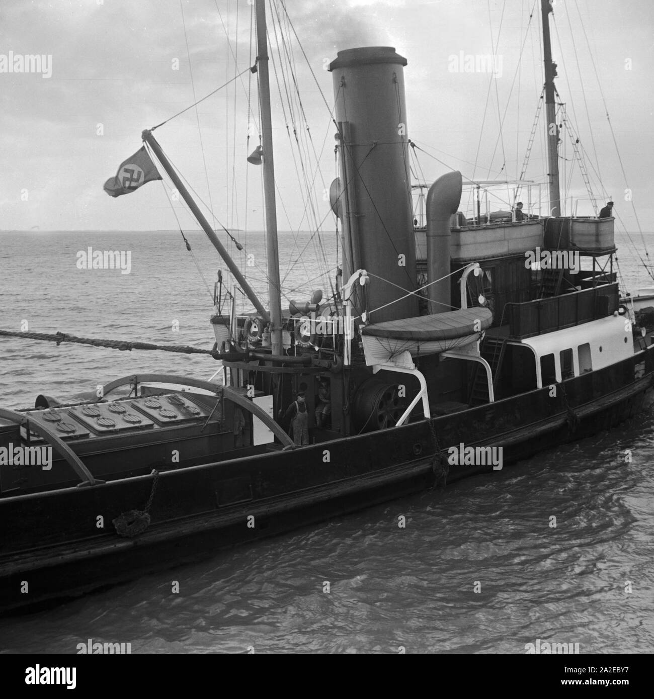 Der Schlepper 'Vulkan' auf der Wesermündung bei Bremerhaven, Deutschland 1930 er Jahre. Tug boat 'Vulkan' à Bremerhaven, Allemagne 1930. Banque D'Images