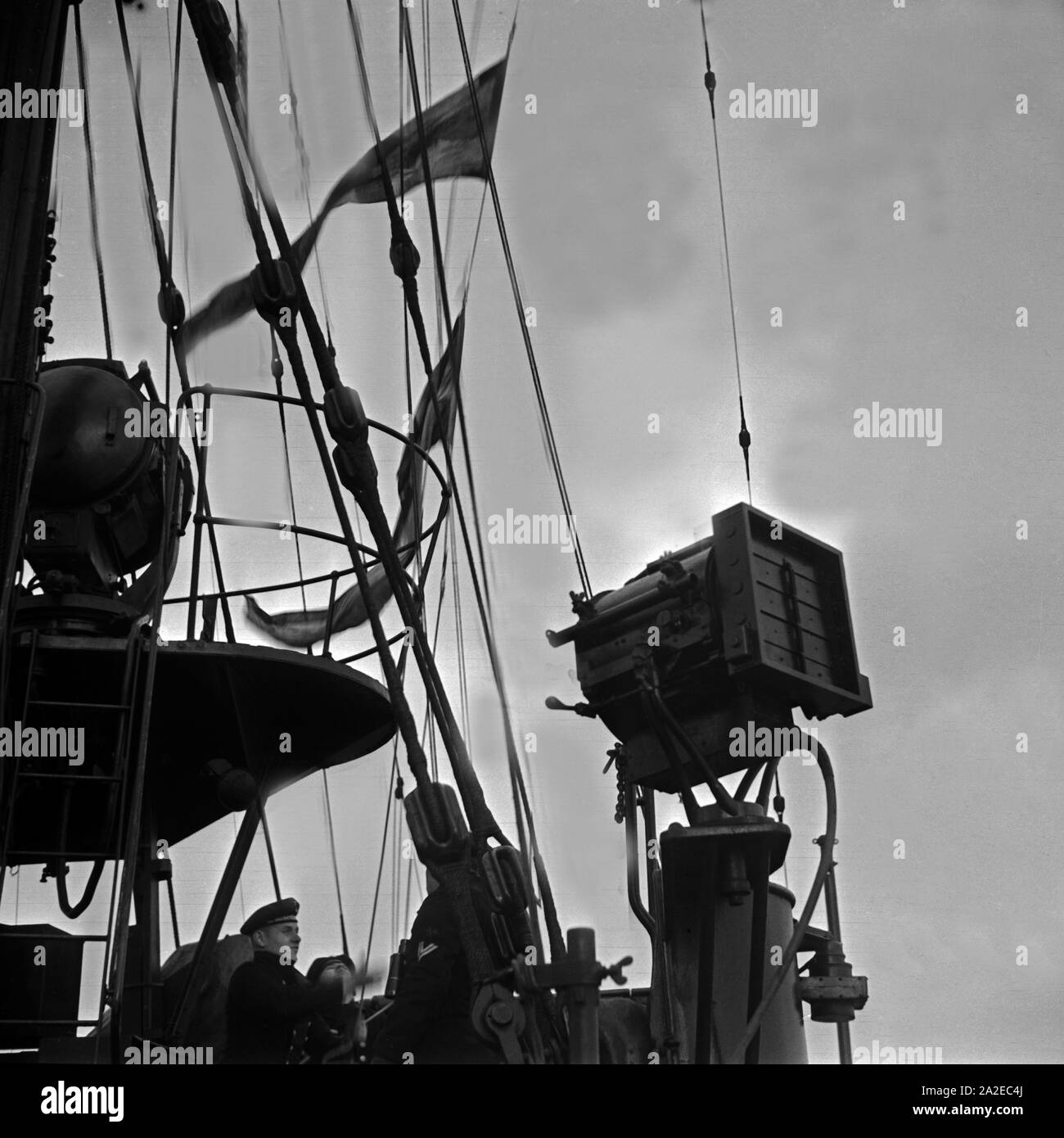 Marinerekrut der 2. Minensuchflottille im Ausguck, Deutschland 1930 er Jahre. Recrutement de la 2e marine flottille de dragueur de l'exercice à l'affût, l'Allemagne des années 1930. Banque D'Images
