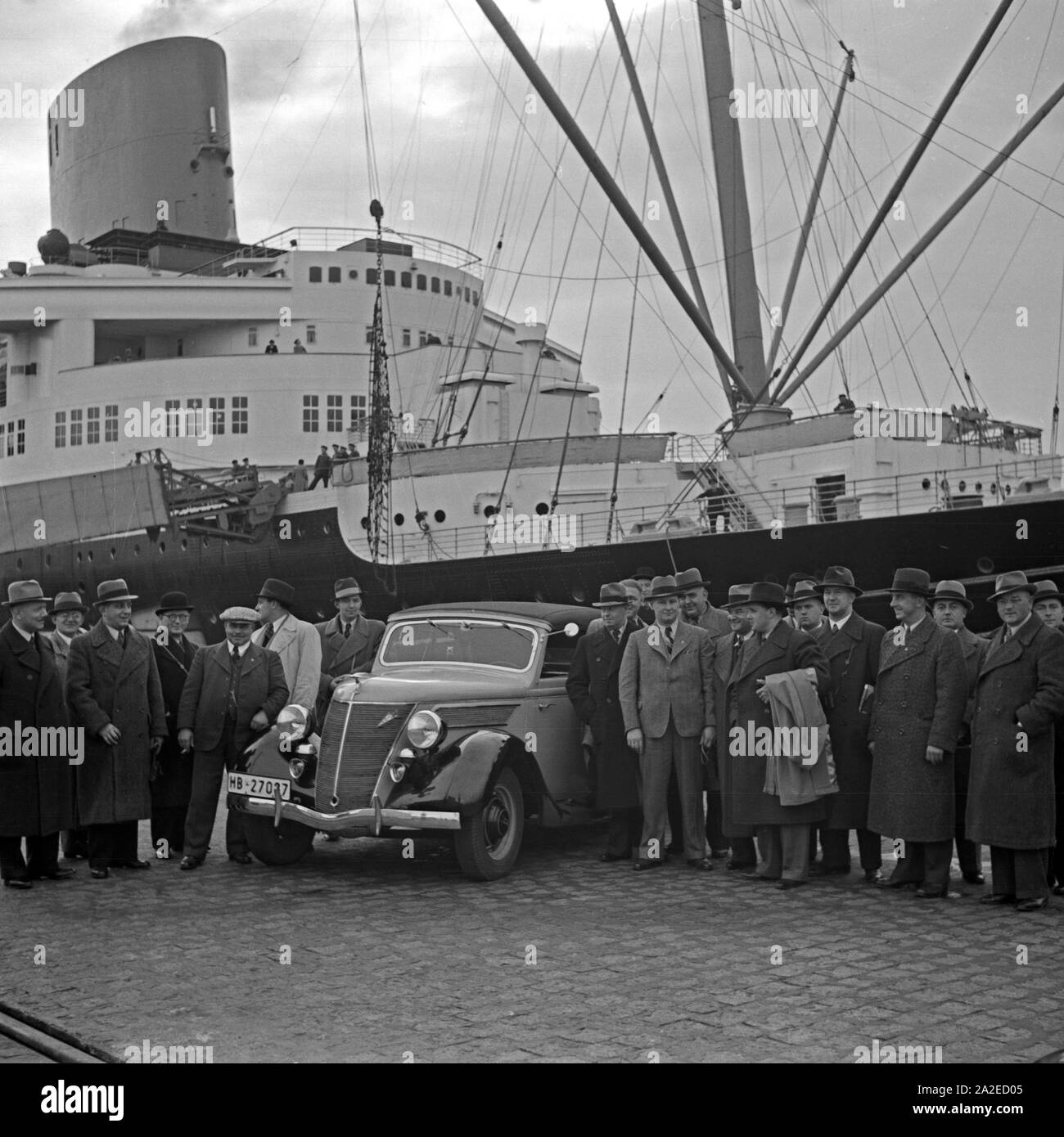 Außendienstmitarbeiter der Ford Werke Köln treffen sich der Columbuskaje à Bremerhaven zur Reise nach den USA, Deutschland 1930 er Jahre. Vendeurs de l'allemand à l'usine de Ford à Bremerhaven Columbuskaje pour voyager aux Etats-Unis, l'Allemagne des années 1930. Banque D'Images