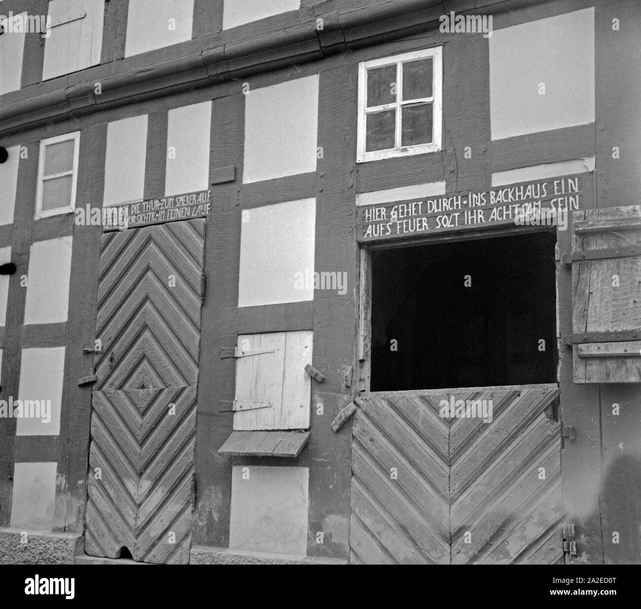 Sprüche über der Tür zeigen die Räumlichkeite Sattelmeier auf einem Knappaboda dans Westfalen, Deutschland 1930 er Jahre. Aphorismes sur le dessus de la porte où à la Chambre qui porte mène à un majorat en Westphalie, Allemagne 1930. Banque D'Images
