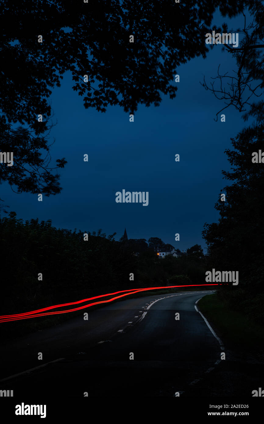 Le trafic de nuit la position de Barrow à Ulverston à Bardsea dans Cumbria sur soirée d'automne. Banque D'Images