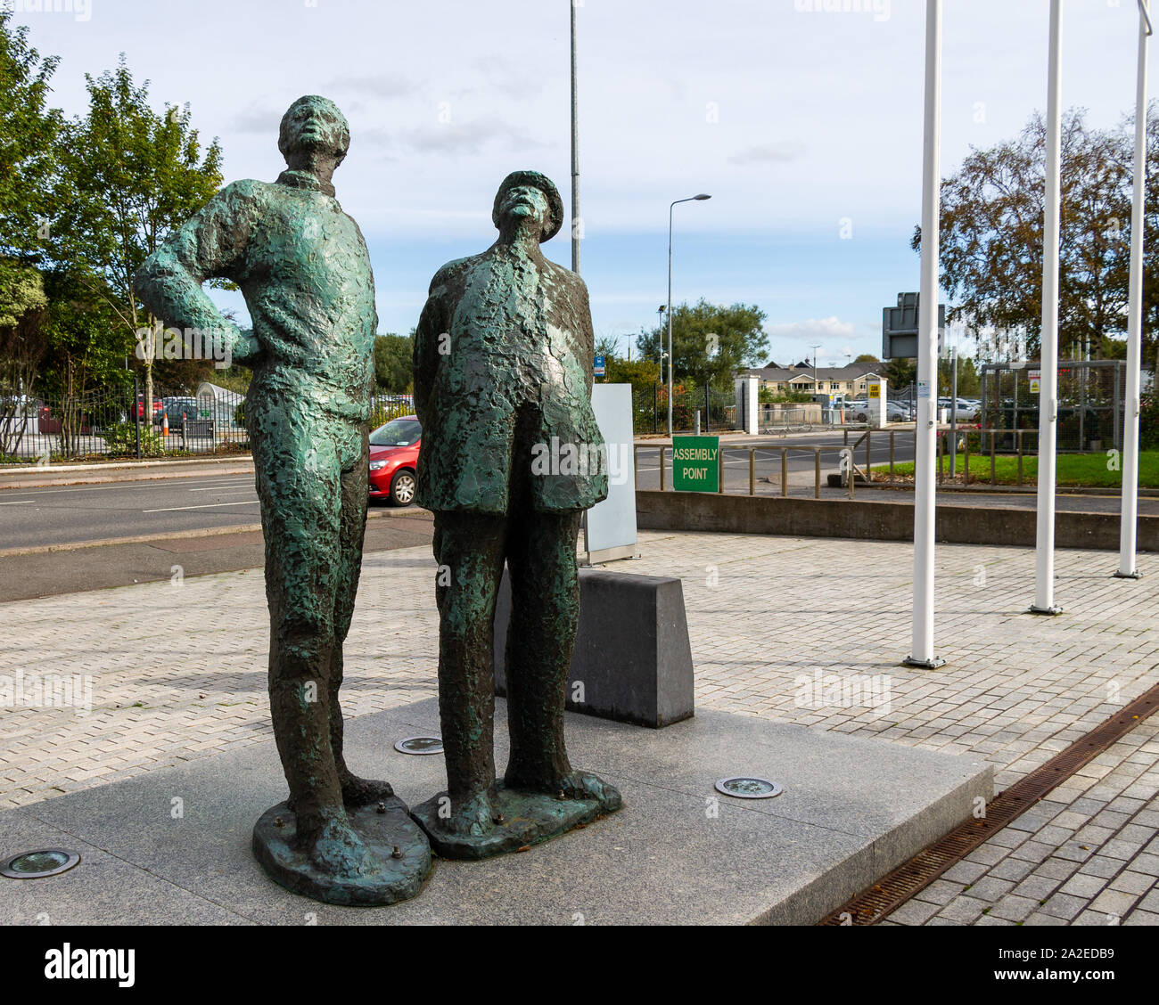 Deux hommes de travail paire de statues par le sculpteur irlandais Kelly Oisín en dehors de Cork County Hall Banque D'Images