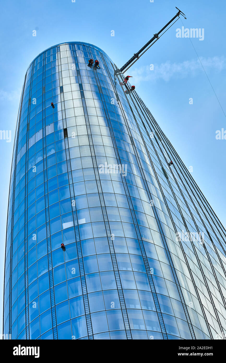Les travailleurs d'entretien ascending Un Blackfriars, un tour de 52 étages dans Bankside. Banque D'Images