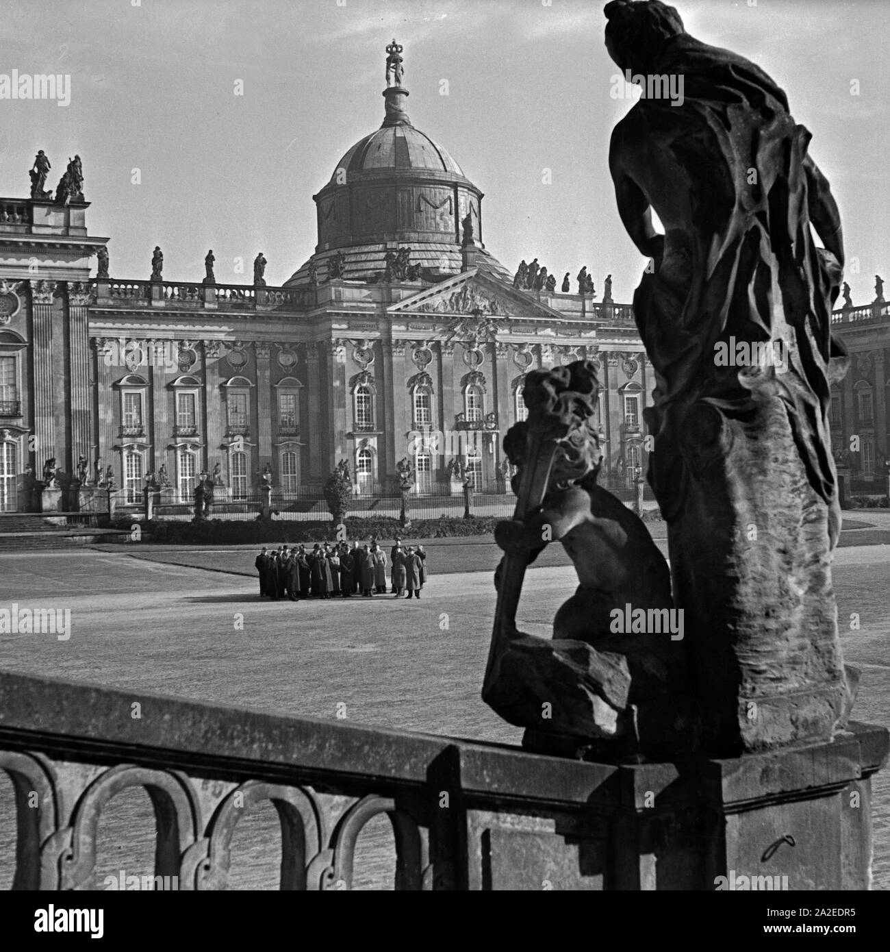 Auf Eine Reisegruppe Besichtigungstour à Potsdam, Deutschland 1930 er Jahre. Un groupe de voyageurs sur les sites touristiques d''à Potsdam, Allemagne 1930. Banque D'Images