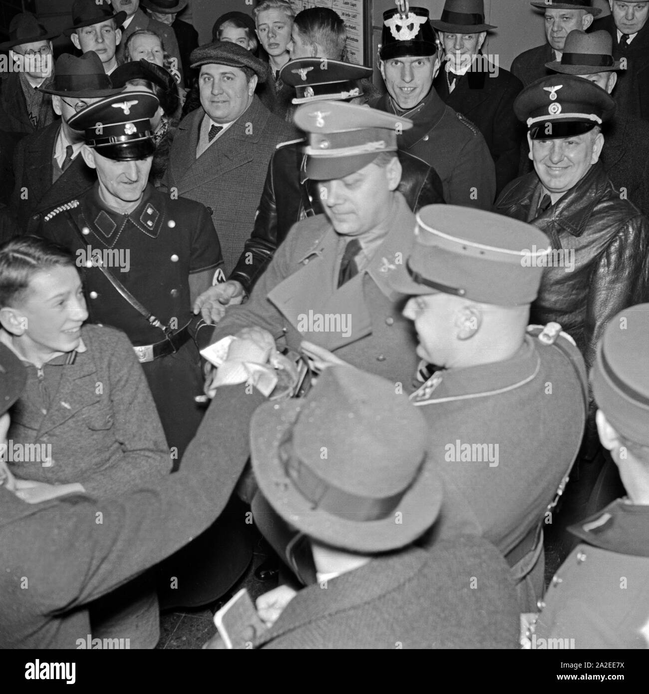 Am Tag der Solidarität dans Parteifunktionäre sammeln und Künstler, wie hier Alfred Rosenberg, Geldspenden Winterhelfswerk für das, Deutschland 1930 er Jahre. Le jour de la solidarité nationale des fonctionnaires nazis et les artistes la collecte de dons pour l'organisation Winterhilfswerk, Allemagne 1930. Banque D'Images