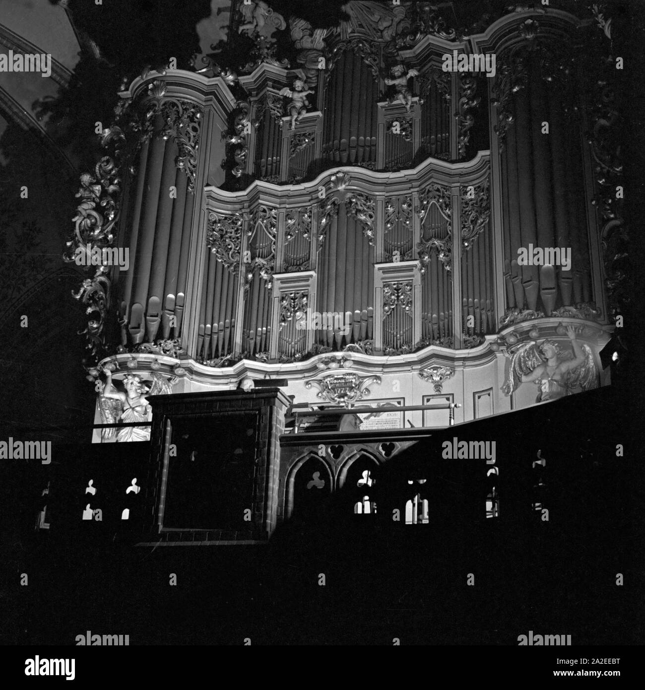 Die Orgel erklingt zum vorweihnachtlichen Adventskonzert Kirche in Deutschland, 1930er Jahre. L'organe jouant la musique d'avant Noël à l'église en Allemagne, années 30. Banque D'Images