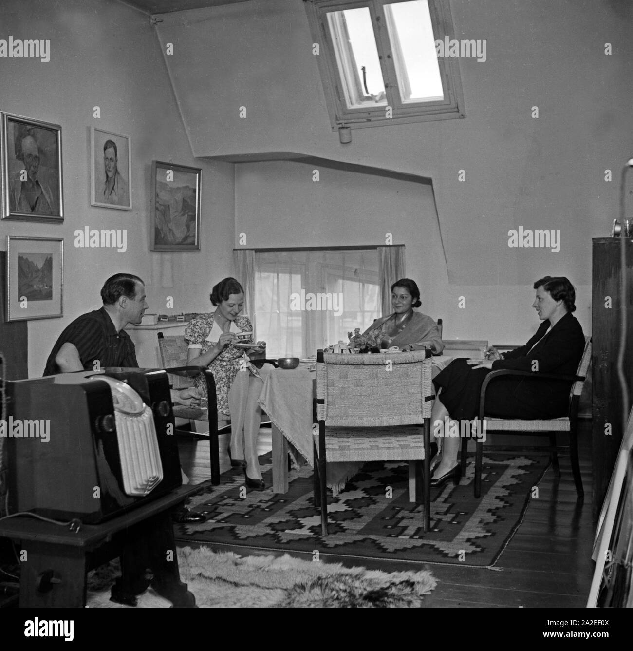 Der Maler Hans pauvreté mit drei Frauen in seinem Loftstudio 1930er Jahre, Deutschland. Le peintre Hans la pauvreté et trois femmes à son studio loft, Allemagne 1930. Banque D'Images