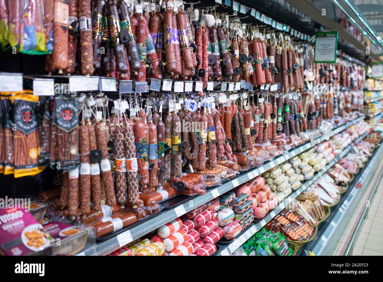 Minsk, Belarus - 27 septembre 2019 : supermarché compteur avec diverses viandes et saucisses Banque D'Images