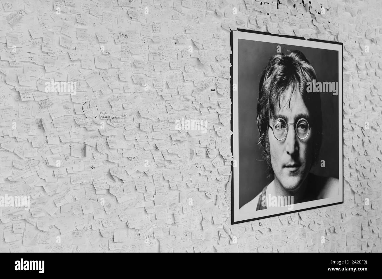 Le walll avec des autocollants avec des notes et des lettres écrites à la main dans une mémoire de John lennon dans National Museums Liverpool, Royaume-Uni. Banque D'Images