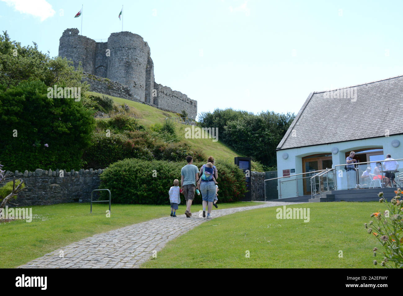 Un jeune chef de famille jusqu'à Château de Criccieth dans le Nord du Pays de Galles Banque D'Images