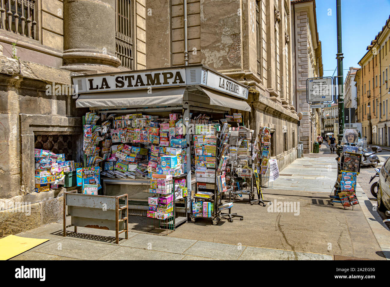 La Stampa News vente Kiosque magazines et journaux le long de Via Corte d'Appelloin , TURIN , Italie Banque D'Images