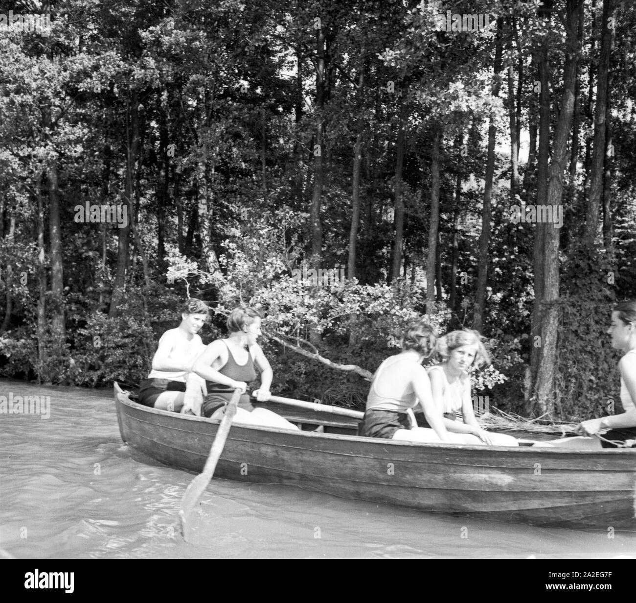 L'Aviron auf dem Wasser des Werbellinsees Freizeitlager vom der Deutschen Arbeitsfront à Altenhof dans le Brandebourg, 1930 er Jahre. L'Aviron au lac Werbellinsee au camp de loisirs du Deutsche Arbeitsfront Altenhof, Brandebourg, en 1930. Banque D'Images