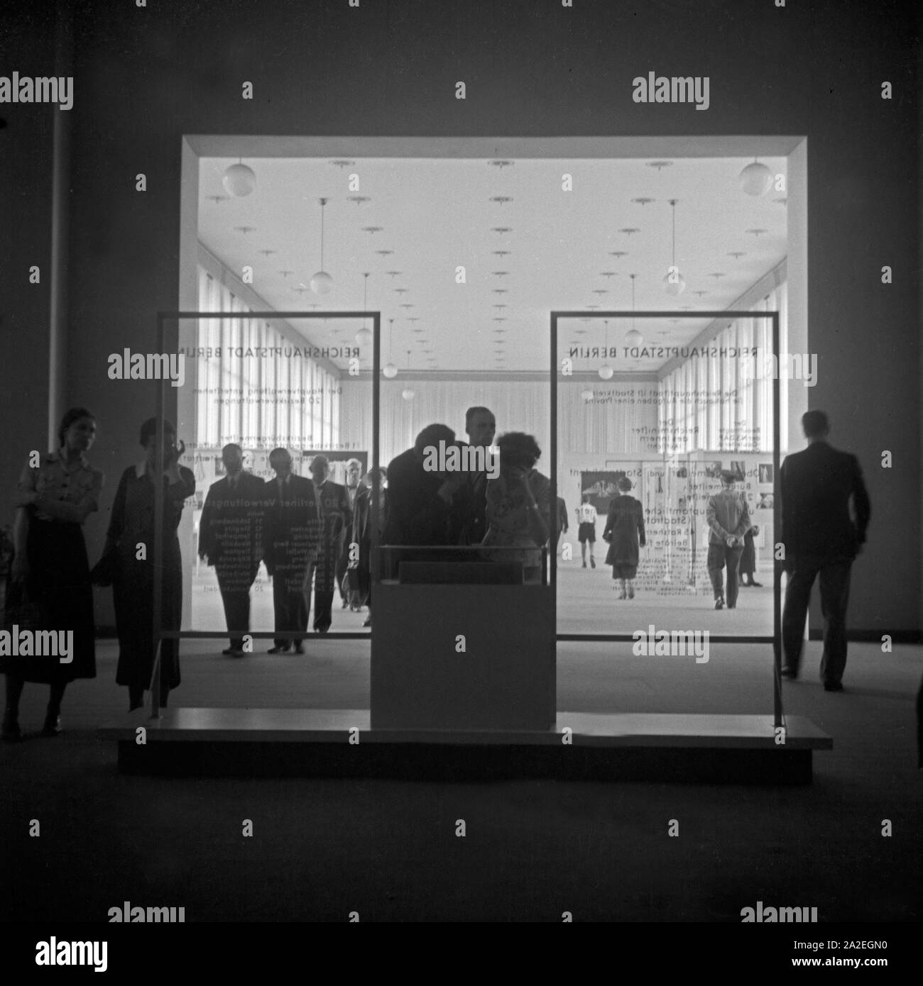 Über die Besucher informieren Reichshauptstadt Berlin in einer Ausstellung, Deutschland 1930er Jahre. Lecture visiteurs Informations sur la capitale de Berlin dans une exposition, Allemagne 1930. Banque D'Images