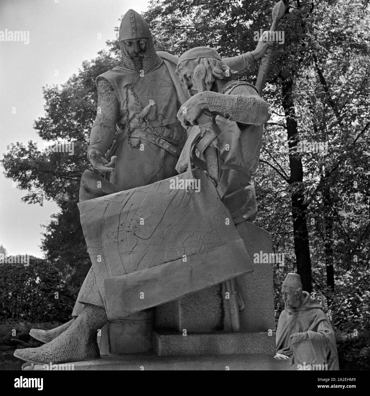 Mourir à Berlin, Siegesallee hier die Figuren Johann I. und Otto III., Deutschland 1930 er Jahre. La Siegesallee à Berlin : statues de Jean Ier et Otton III, Allemagne 1930. Banque D'Images