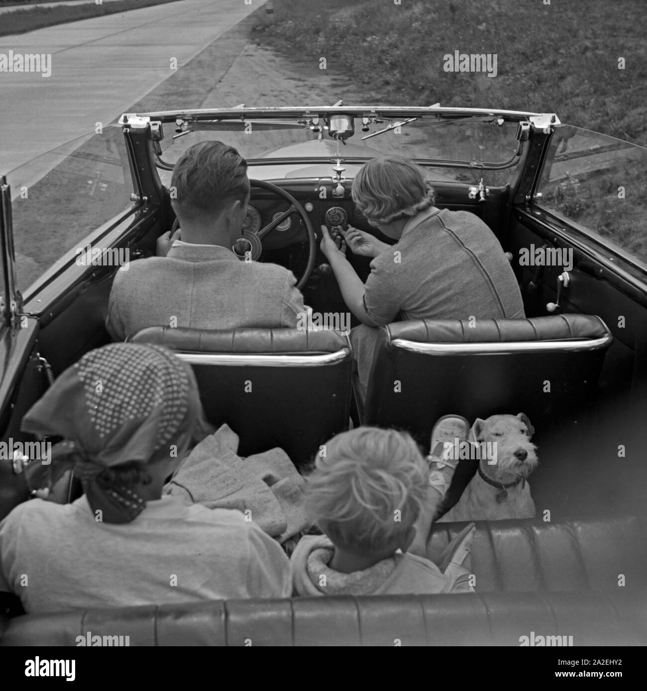 Telefunken Das im Armaturenbrett Cette Super Auto eines Cabrios, auf der Autobahn um Berlin, Deutschland 1930 er Jahre. L'auto radio Telefunken Super voiture au tableau de bord d'une voiture, à l'autoroute près de Berlin, Allemagne 1930. Banque D'Images