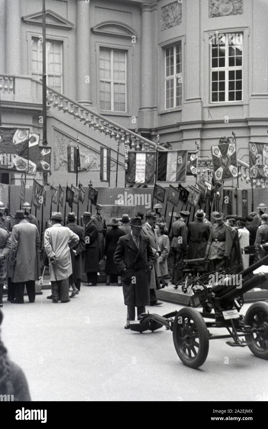 Der Zeremonie Überreichung der Sarajevotafel Kriegssouvenir als im Zeughaus, Unter den Linden, Berlin, Deutsches Reich 1941. Cérémonie de présentation de la plaque de Sarajevo comme un trophée dans l'Armory, Unter den Linden, Berlin, Allemagne 1941. Banque D'Images