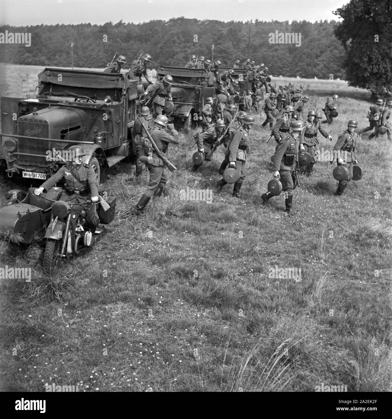 Soldats d'une unité du génie militaire de quitter leur véhicule et exécuter pour leur preordered salon pour le couvrir de mines terrestres, l'Allemagne des années 40. Banque D'Images