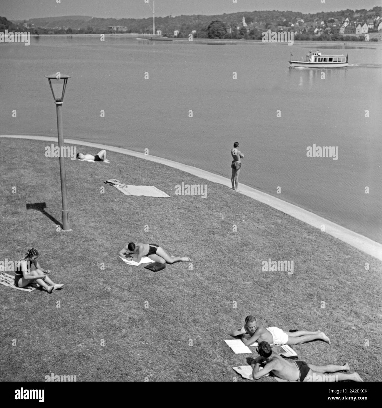 Badende und Sonnenanbeter suis Max Eyth voir à Stuttgart, Deutschland 1930er Jahre. Baigneurs sur la rive du lac Eyth Max à Stuttgart, Allemagne 1930. Banque D'Images