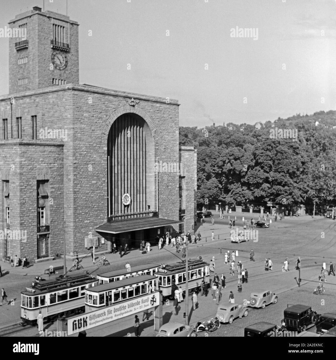 Straßenbahnen und vor dem Individualverkehr à Stuttgart Hauptbahnhof, Deutschand 1930er Jahre. Les trams et le trafic en face de la gare principale de Stuttgart, Allemagne 1930. Banque D'Images