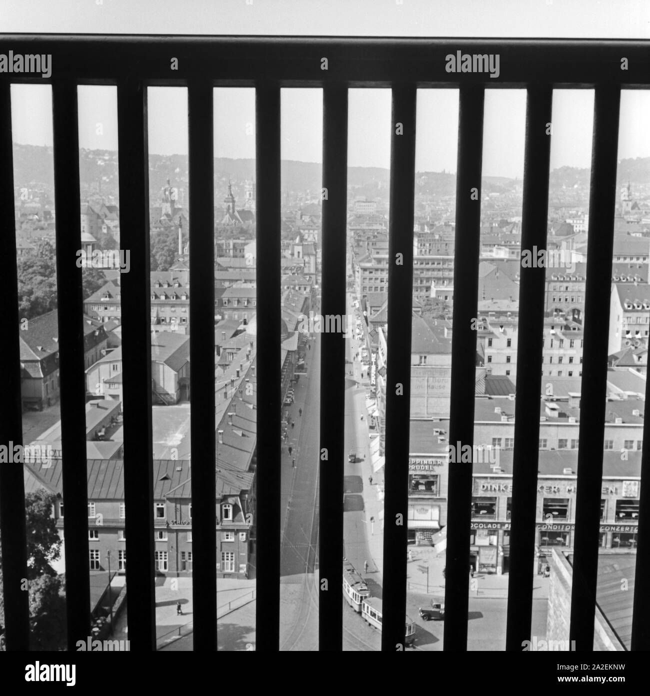 Blick durch ein Gitter am Hauptbahnhof Stuttgart auf den Schlossgarten, Deutschland 1930 er Jahre. Vue à travers une clôture pour le Schlossgarten Stuttgart, Allemagne 1930. Banque D'Images