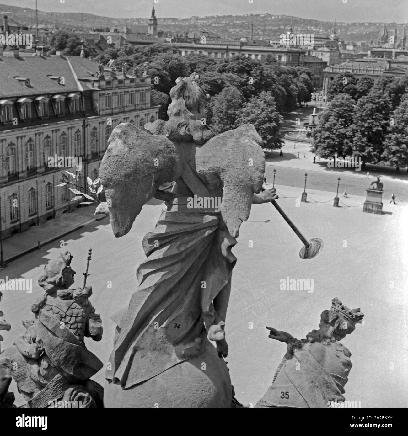 Blick von einer Engelsstatue auf dem Dach des Neuen Schlosses à Stuttgart auf den Schlossplatz, Deutschland 1930er Jahre. Vue d'une sculpture de l'ange sur le toit du nouveau château à Stuttgart pour place Schlossplatz, Allemagne 1930. Banque D'Images