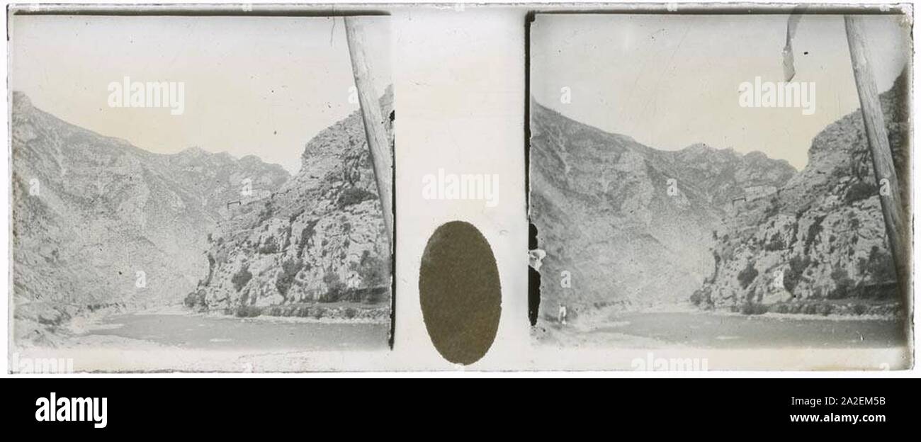El riu Noguera Pallaresa al seu pas par l'Ermita de la Mare de Déu d'Arboló. Banque D'Images