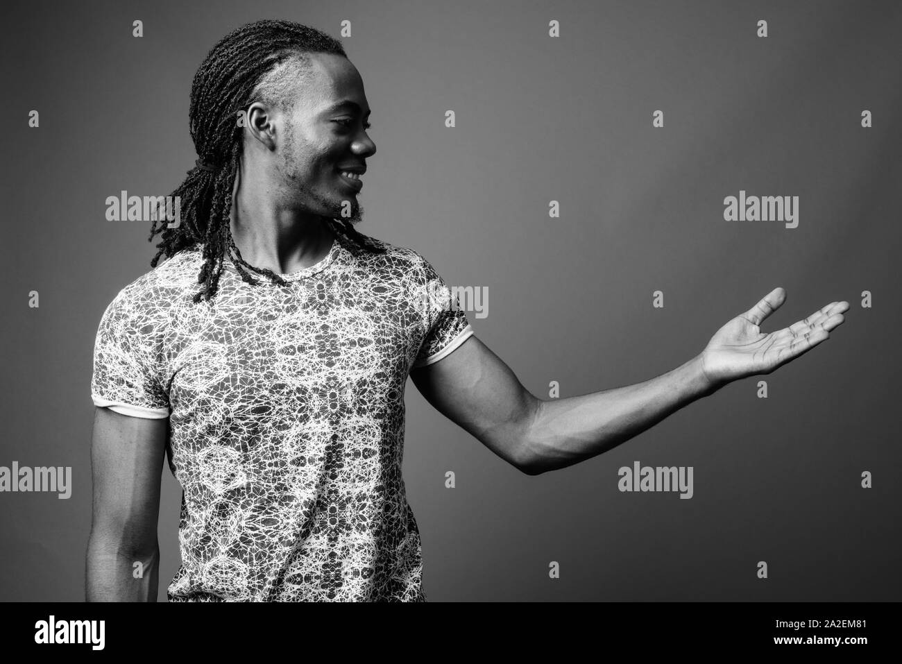 Beau jeune homme africain contre fond brun Banque D'Images