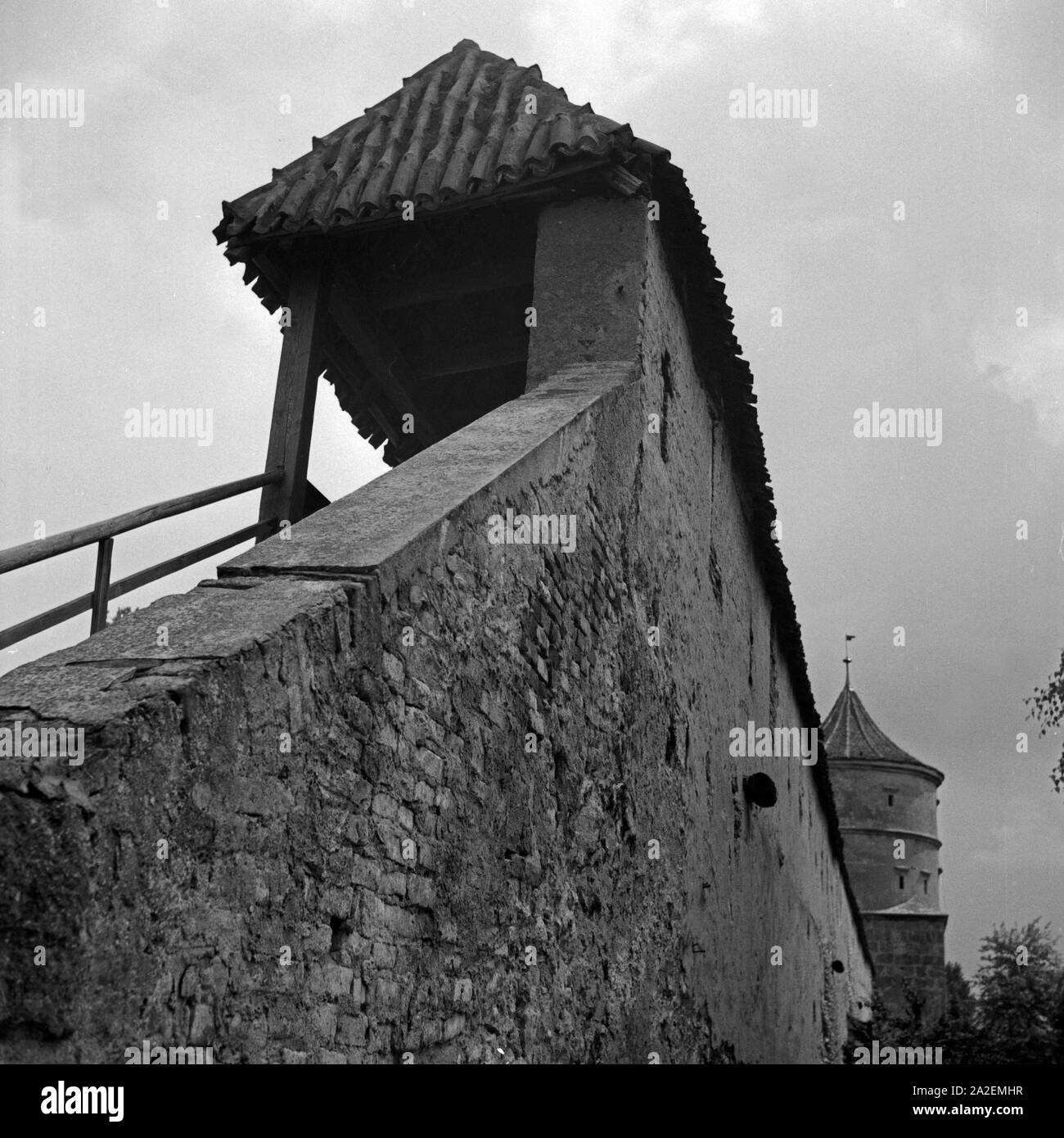 Aufgang der Burg zum Wehrgang dans Harburg dans Schwaben, Deutschland 1930 er Jahre. Escalier de la balustrade de Harburg château, Allemagne 1930. Banque D'Images