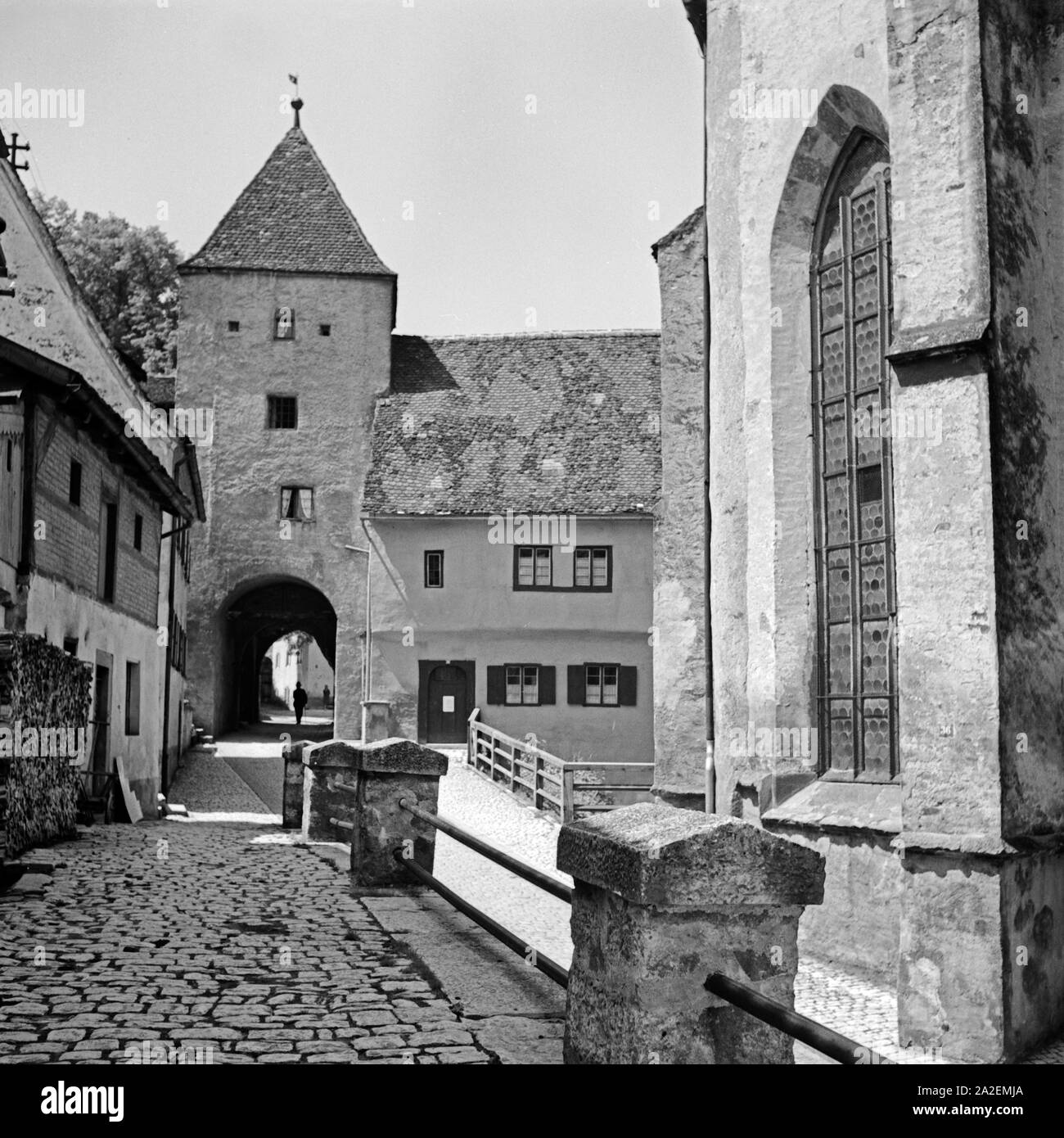 Stadtturmund Altstadt von Pappenheim im Altmühltal, Deutschland 1930 er Jahre. Ancienne porte de la ville et des bâtiments à Pappenheim, Allemagne 1930. Banque D'Images