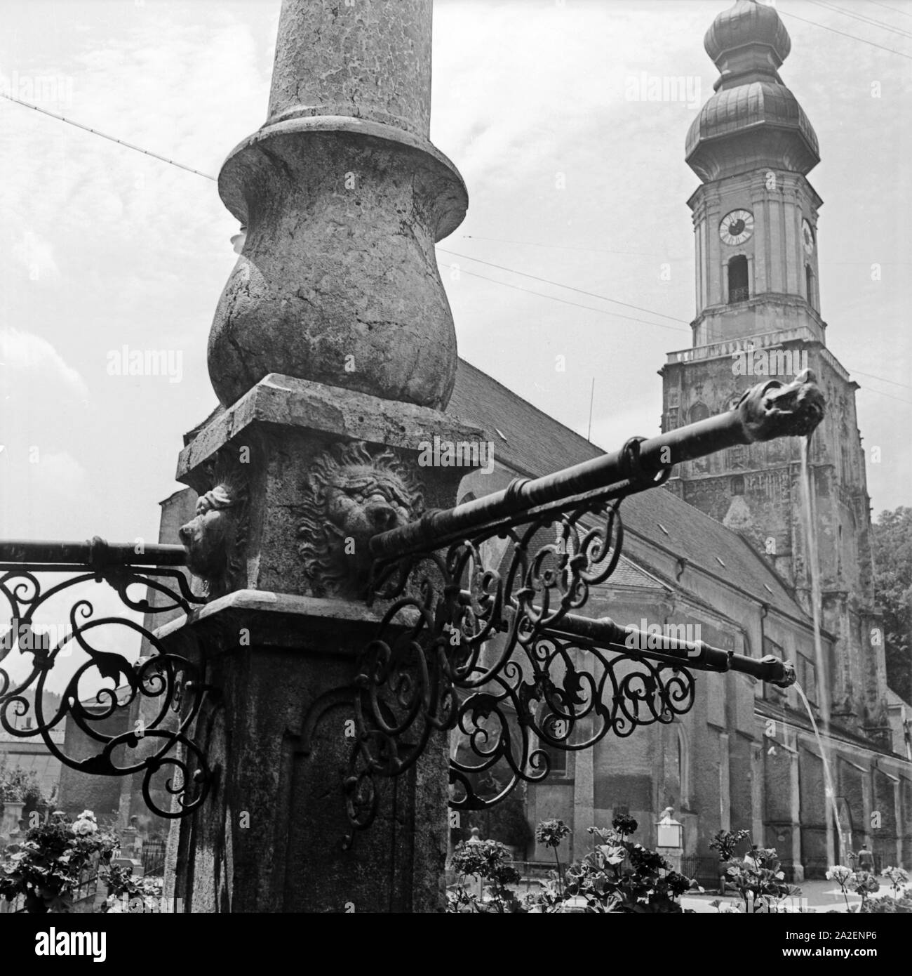 Blick vom Marktplatz auf die Kirche St. de Burghausen, Deutschland 1930 er Jahre. Vue du marché principal de l'église St Jacob à Burghausen, Allemagne 1930. Banque D'Images