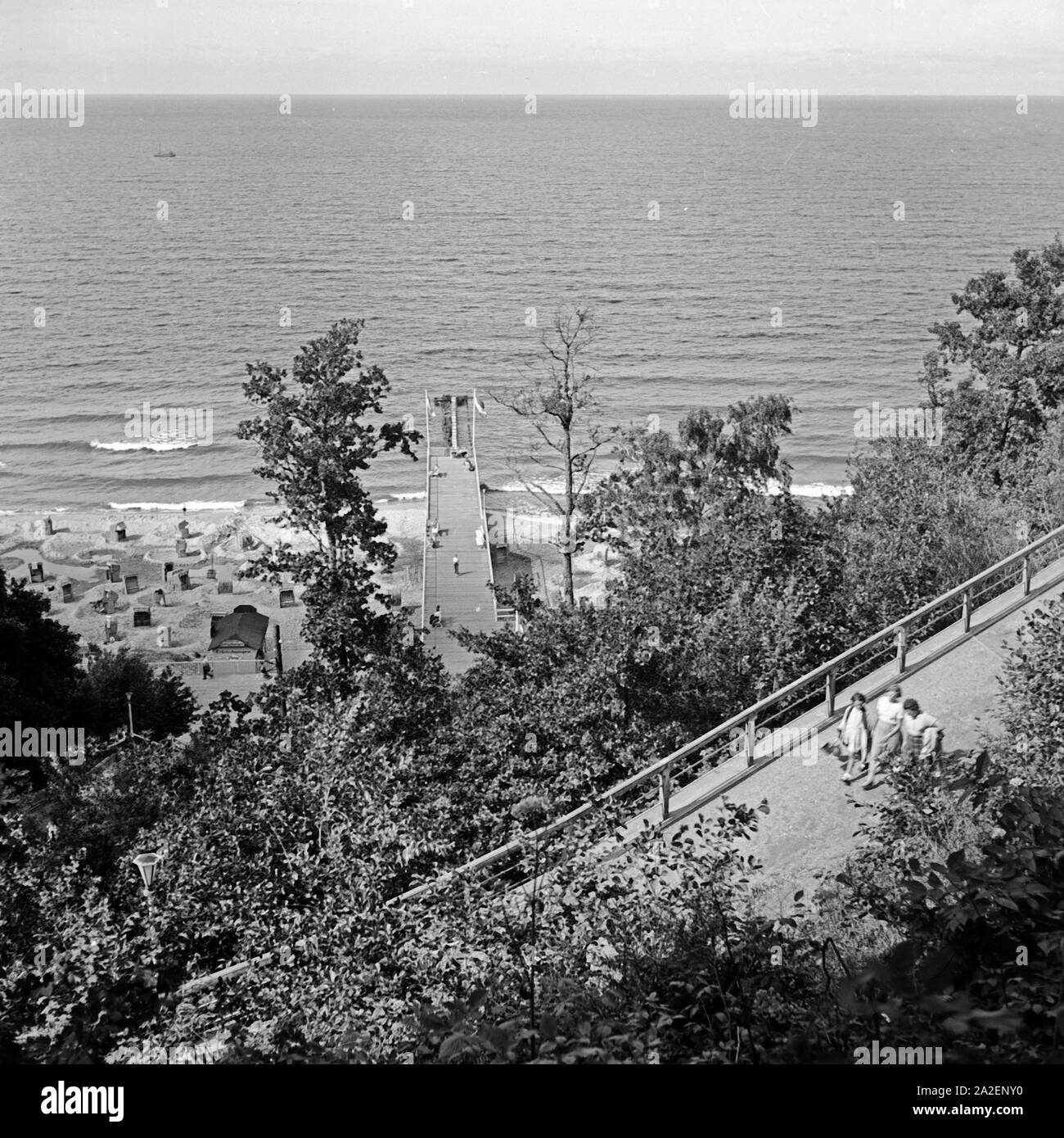 Strand und Badesteg dans Rauschen dans Ostpreußen an der Ostsee, Deutschland 1930 er Jahre. Marina et promenade à Rauschen sur la mer Baltique à l'Est de la Prusse, l'Allemagne des années 1930. Banque D'Images