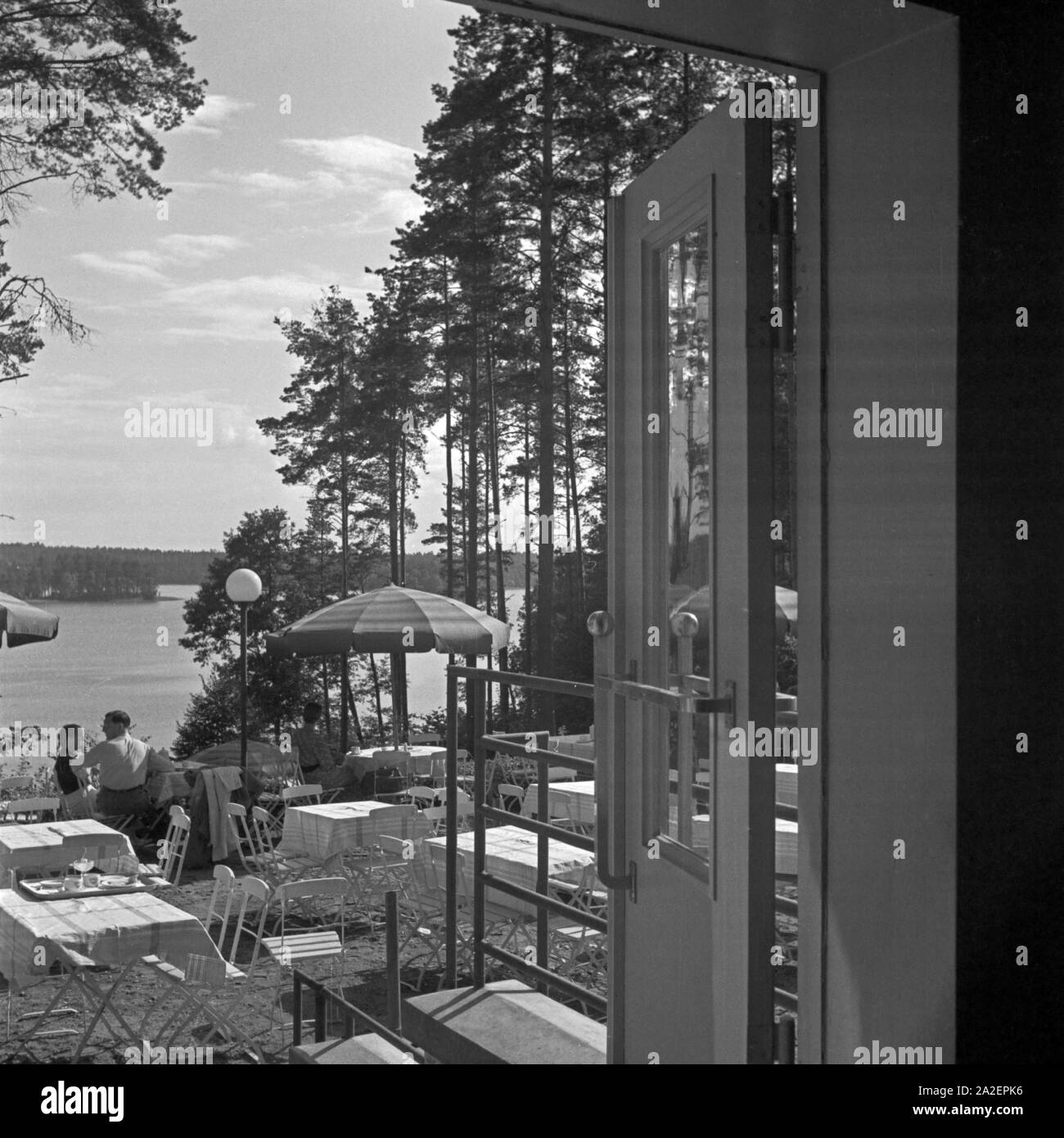 Blick vom Innenraum von Lokals mit Terrasse und bei Hohenstein en Ostpreußen, Deutschland 1930er Jahre. Vue depuis l'intérieur d'un restaurant pour un restaurant avec jardin près de Hohenstein en Prusse orientale, Allemagne 1930. Banque D'Images