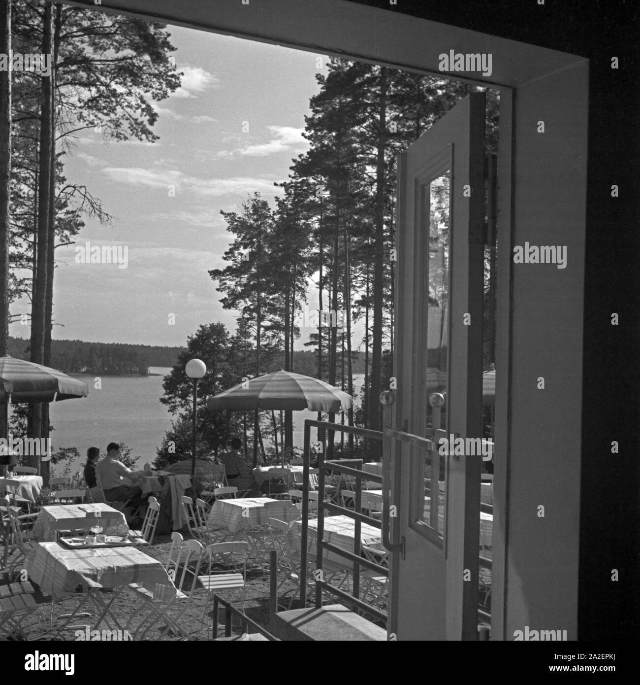 Blick vom Innenraum einer Lokal mit Terrasse und bei Hohenstein en Ostpreußen, Deutschland 1930er Jahre. Vue depuis l'intérieur d'un restaurant pour un restaurant avec jardin près de Hohenstein en Prusse orientale, Allemagne 1930. Banque D'Images