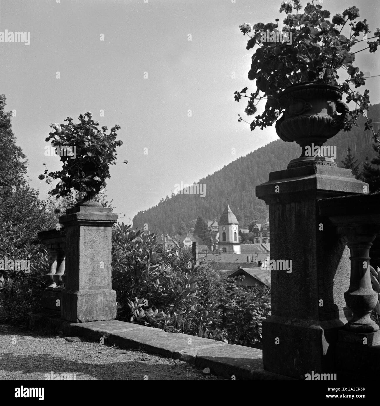 Blick auf das Städtchen Wildbad im Schwarzwald, Deutschland 1930er Jahre. Vue de la ville de Wildbad en Forêt Noire, Allemagne 1930. Banque D'Images