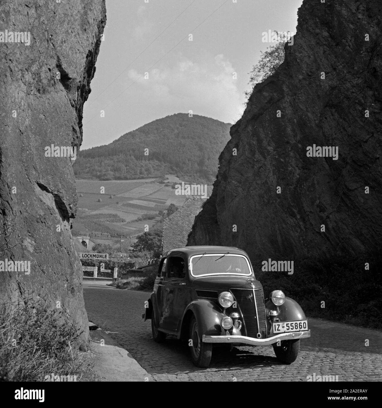 Mit dem Ford Eifel unterwegs durch das Ahrtal, hier in der Nähe von Mayschoß, beim Hotel Deutschland, Bergstraße 16 1930er Jahre. À travers la vallée de l'Ahr avec un modèle de Ford, près de l'Eifel, à Mayschoss Lochmuehle hôtel, Allemagne 1930. Banque D'Images