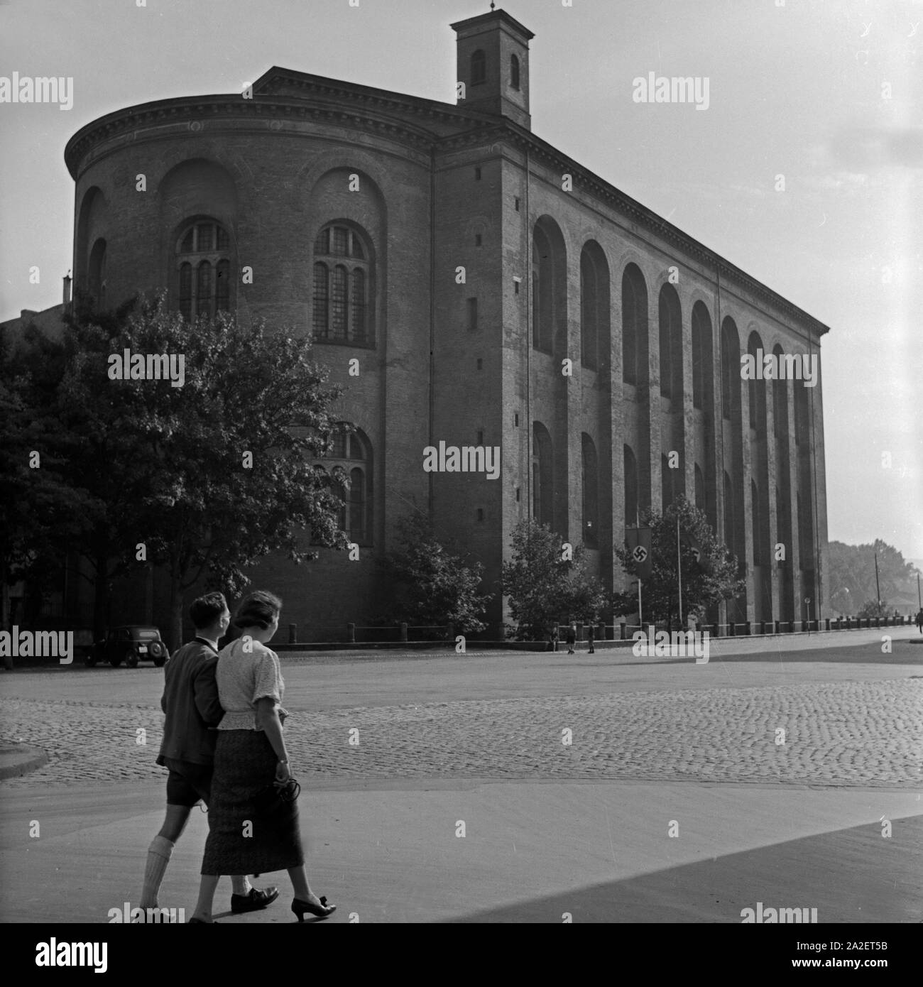 Ein Paar spaziert an der Konstantinsbasilika à Trèves vorbei, Deutschland 1930 er Jahre. Un couple se promener autour de l'Aula Palatina à Trier, Allemagne 1930. Banque D'Images
