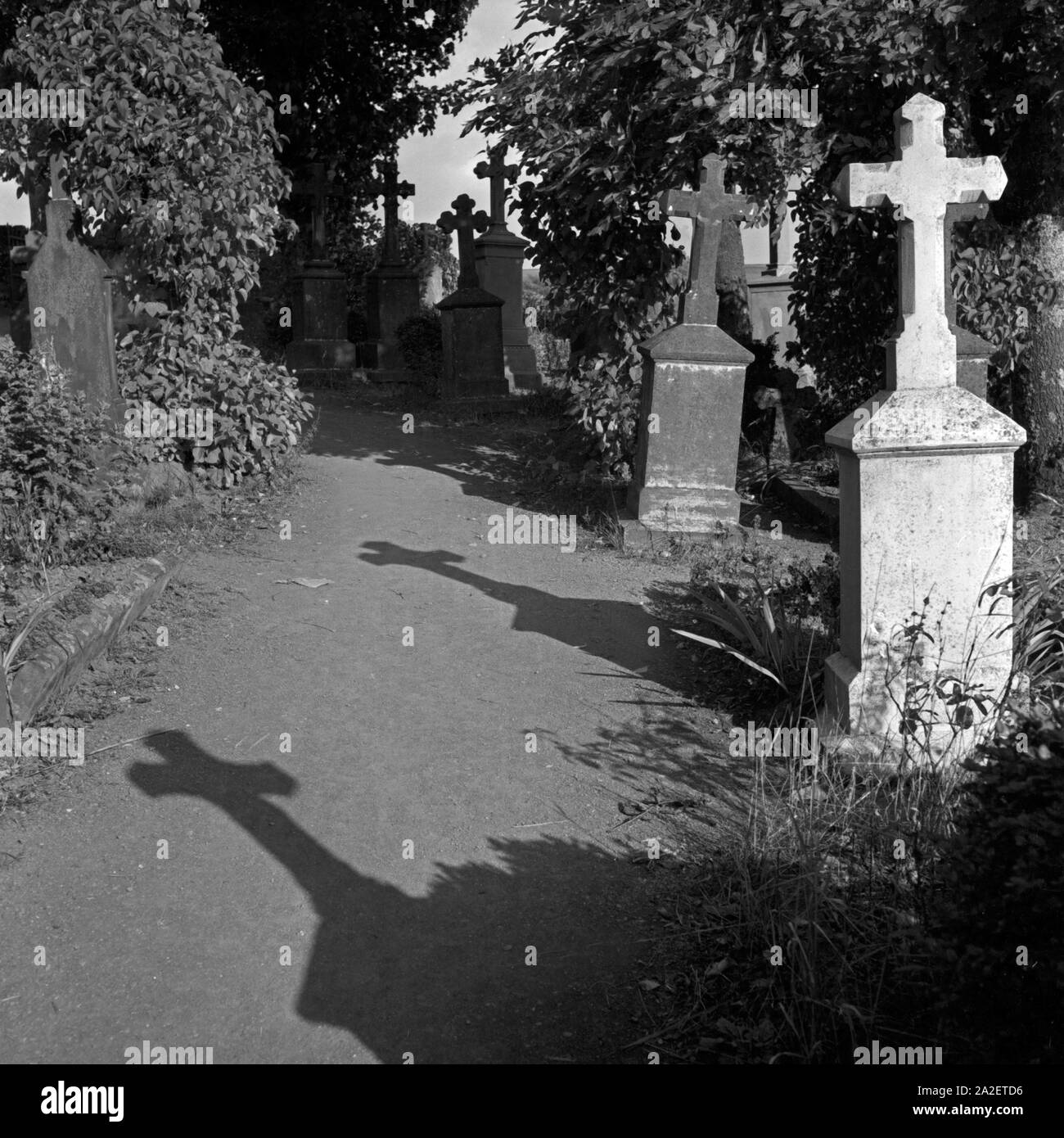 Grabkreuze auf dem Friedhof Weinfeld bei Daun in der Eifel, Deutschland 1930 er Jahre. Pierres tombales au cimetière de Weinfeld près de Daun à région de l'Eifel, Allemagne 1930. Banque D'Images