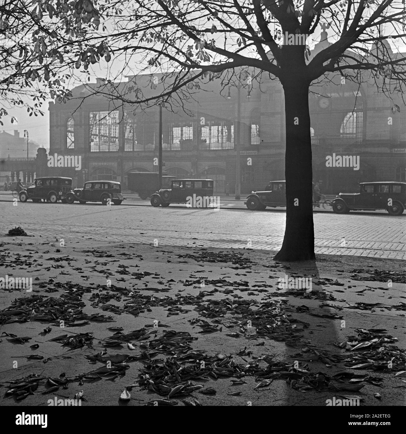 Der Herbst kommt langsam heran, auch in der deutschen Stadt, Deutschland 1930 er Jahre. L'automne vient lentement à une ville allemande, l'Allemagne des années 1930. Banque D'Images