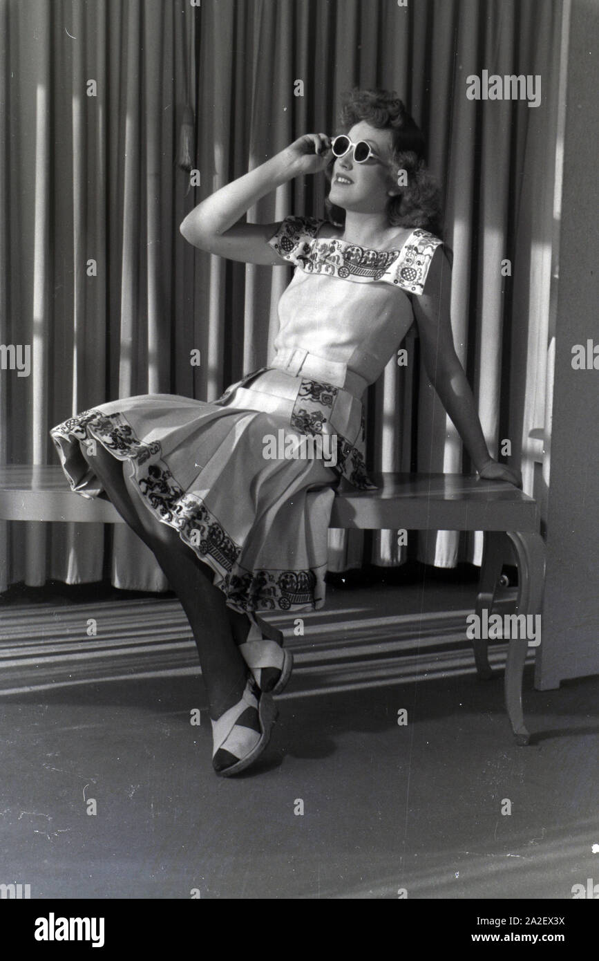 Modèle d'Ein bei der von Anprobe Kleides der Berliner Modeschöpfer Annemaria Geise und Hilda, Romatzki Deutschland ca. 1939. Un modèle d'essayer une robe de Banque D'Images