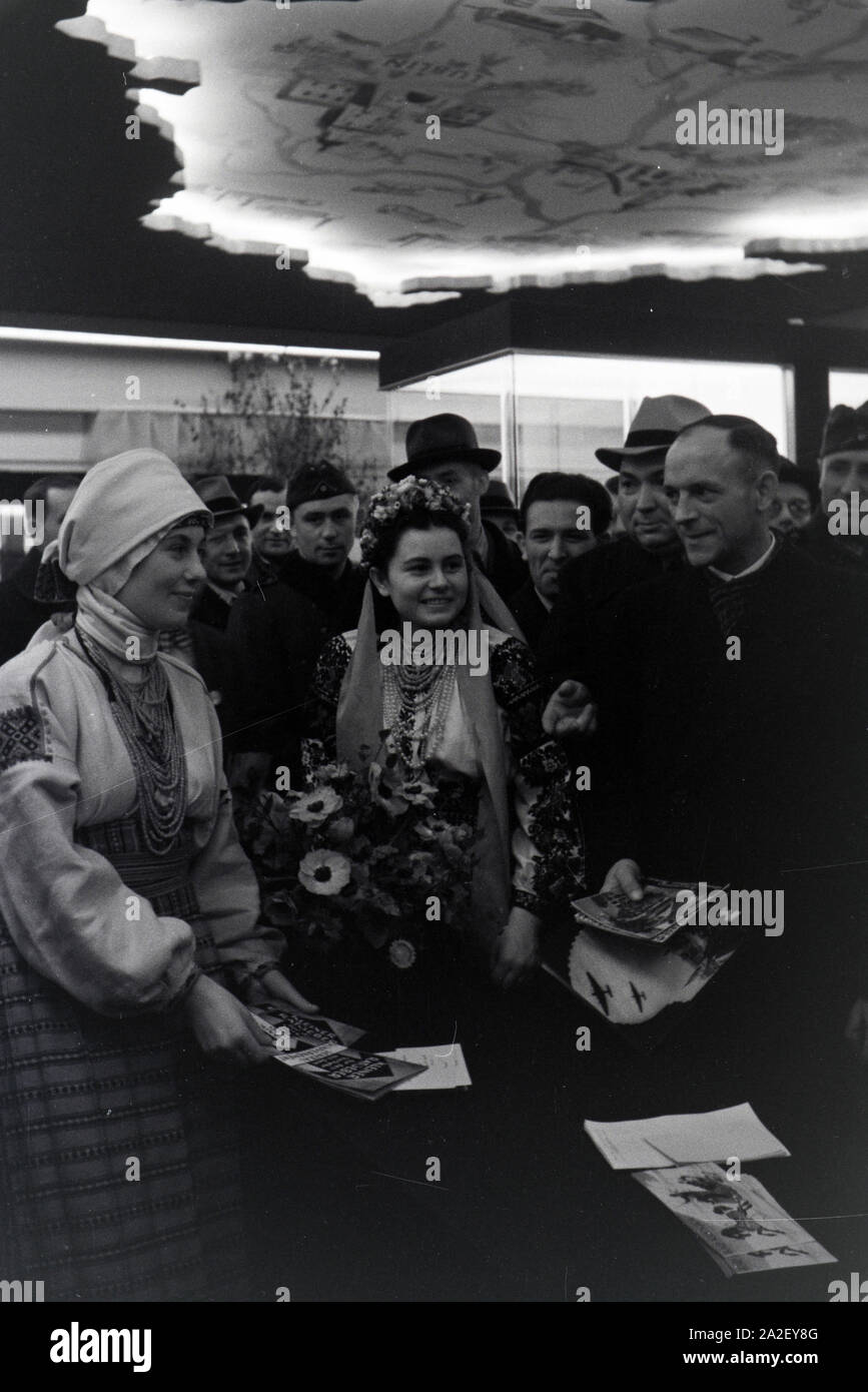 Une einem Informationsstand Besucher der Leipziger Frühjahrsmesse, Deutschland 1941. Visiteurs en face d'un bureau d'information de la Leipziger Frühjahrs Banque D'Images