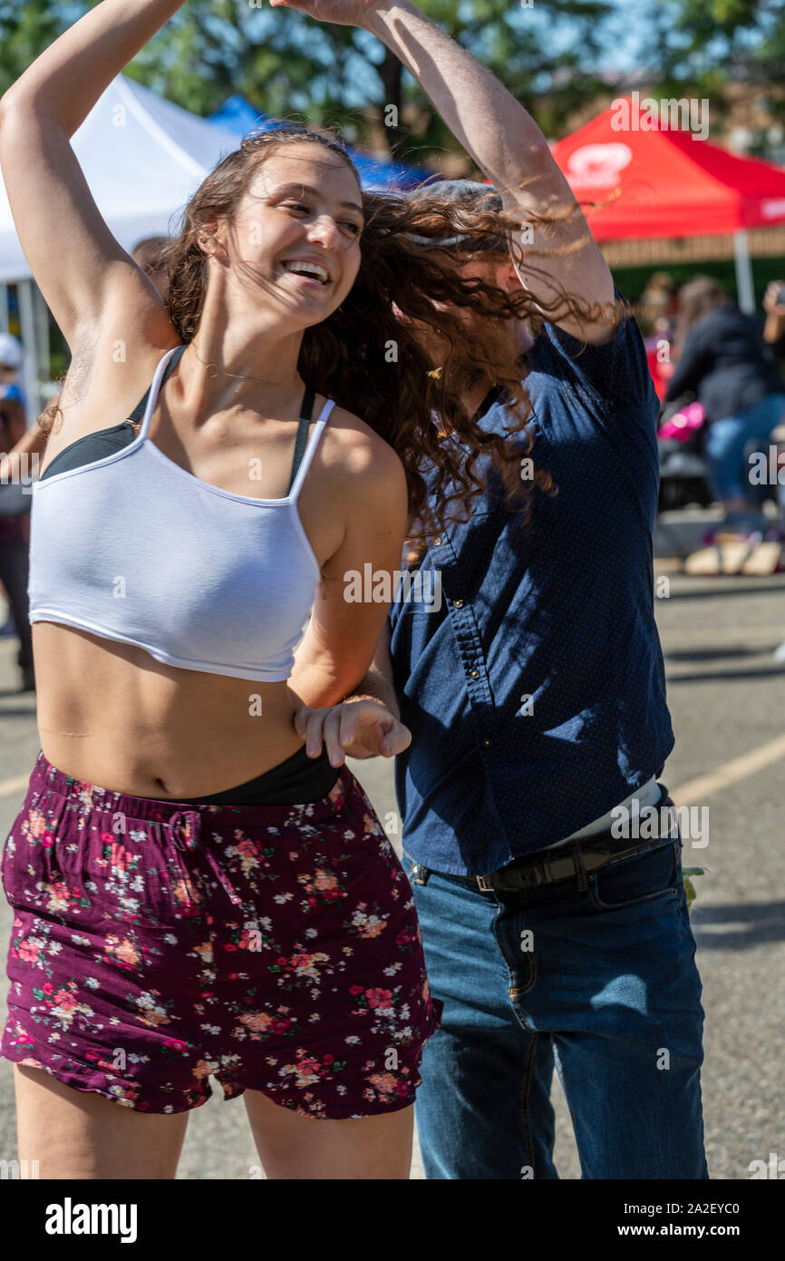 Detroit, Michigan - Le jour annuel festival de rue présente aliments et un concours de danse samba. Banque D'Images