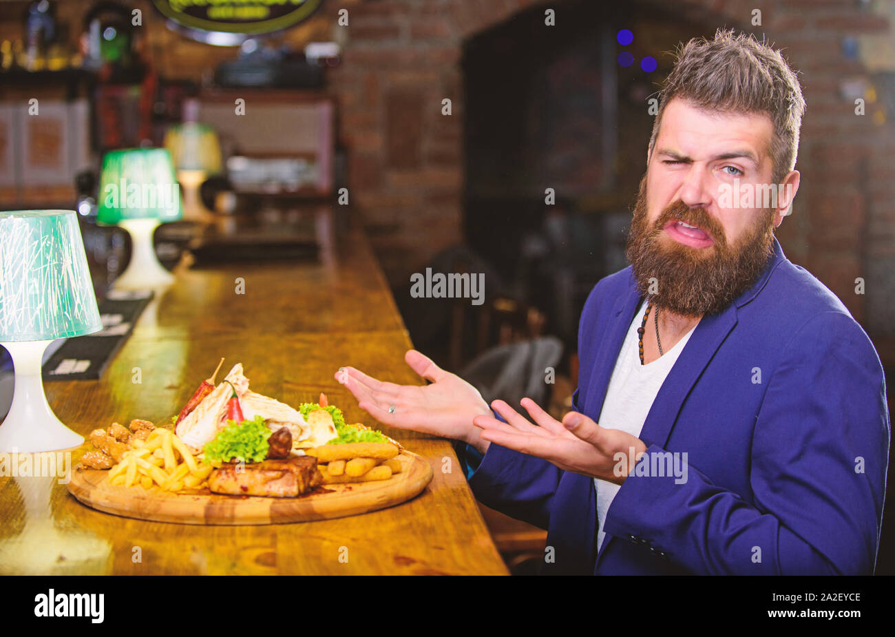 L'homme a reçu de pommes de terre frites repas avec les bâtonnets de poisson viande. Délicieux repas. Profitez de repas. Tricher repas. Hipster faim manger pub aliments frits. Restaurant cl Banque D'Images